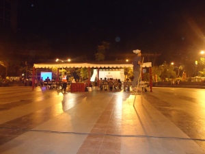 Lapangan tengah taman sering digunakan untuk berbagai acara